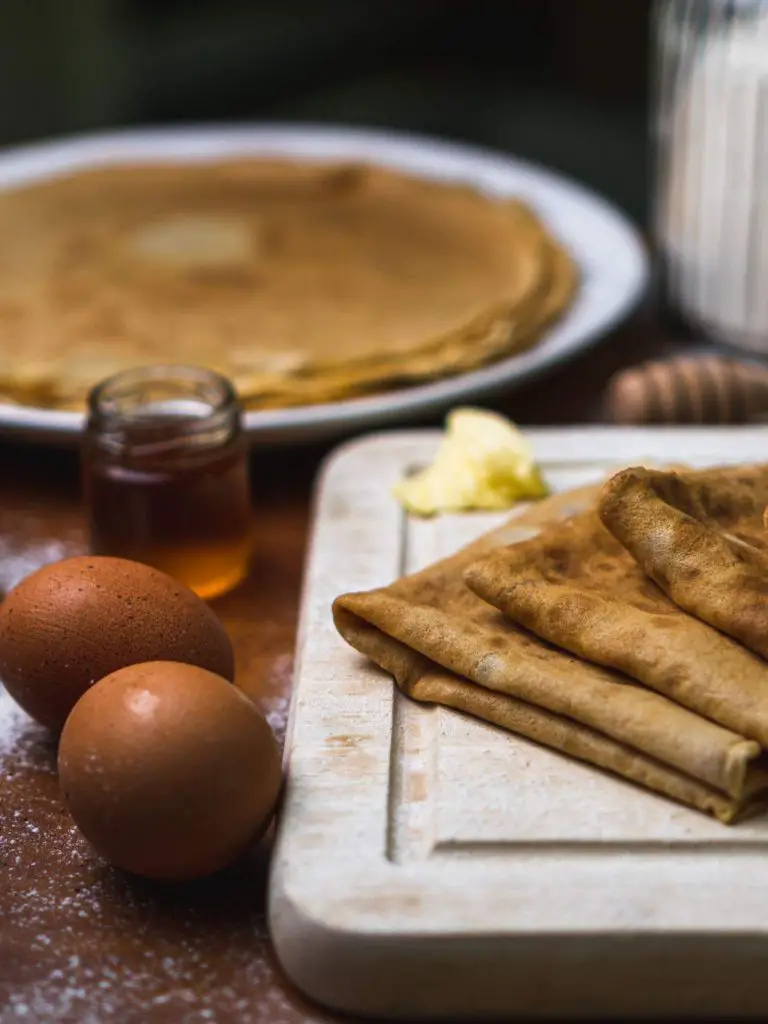 Crêpes pliées avec ingrédients et garniture