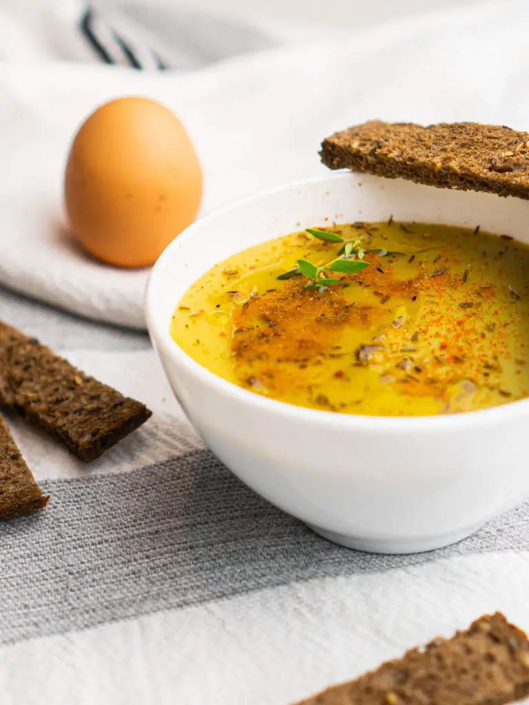Bissara ou soupe de pois cassés servie avec de l'huile d'olive et des épices