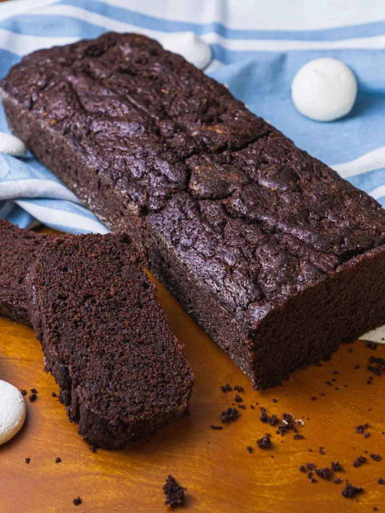Cake au chocolat et au café avec des meringues