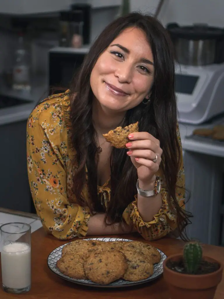 Nihel présente sa recette de cookies au chocolat et à l'avoine