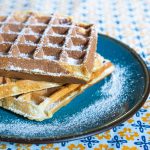 Gaufres healthy avoine banane servies avec du sucre glace