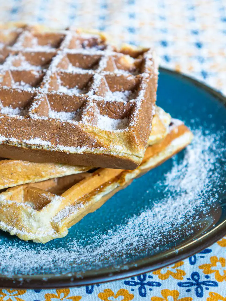Gaufres healthy avoine banane servies avec du sucre glace