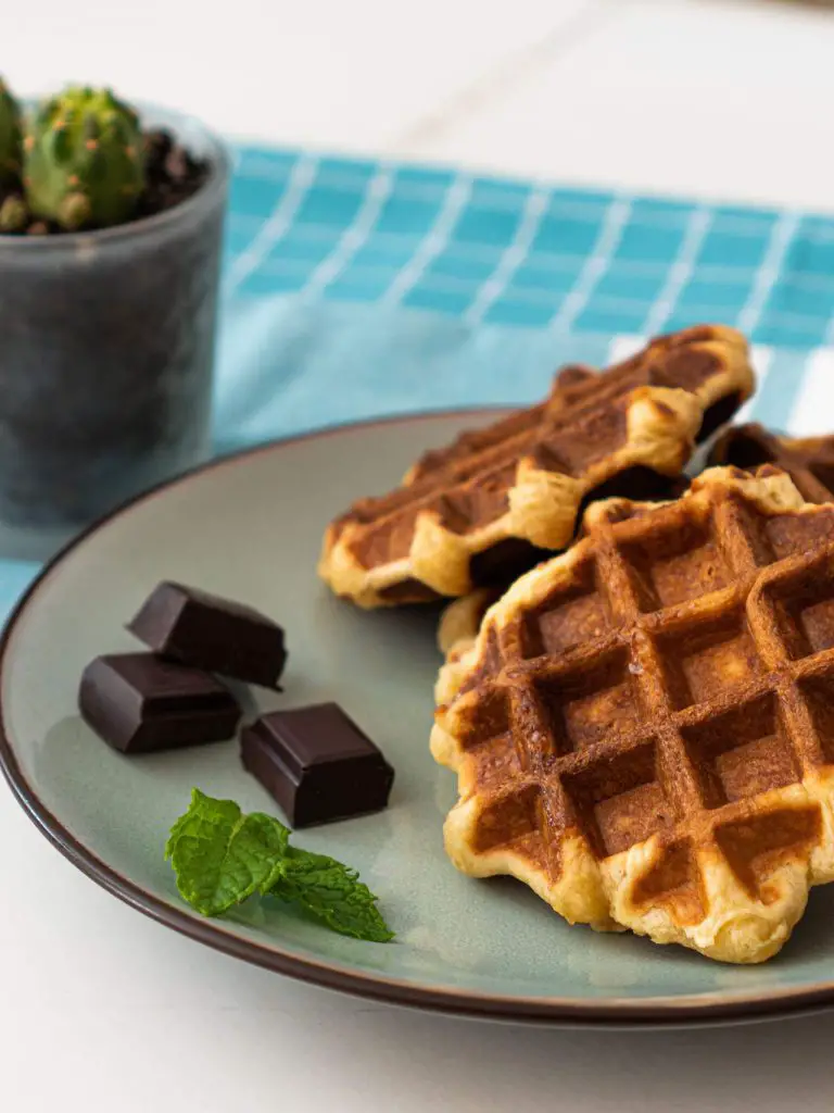 Gauffres liégeoises avec carrés de chocolat