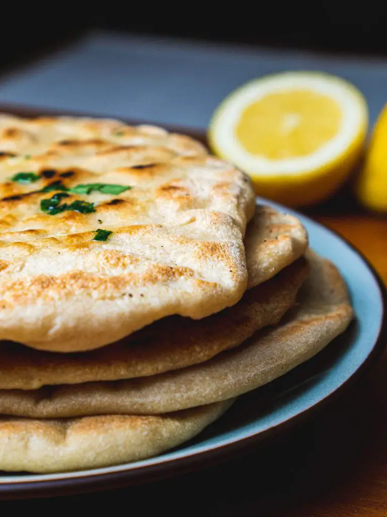 Cheese naan servis avec du beurre, ail et persil