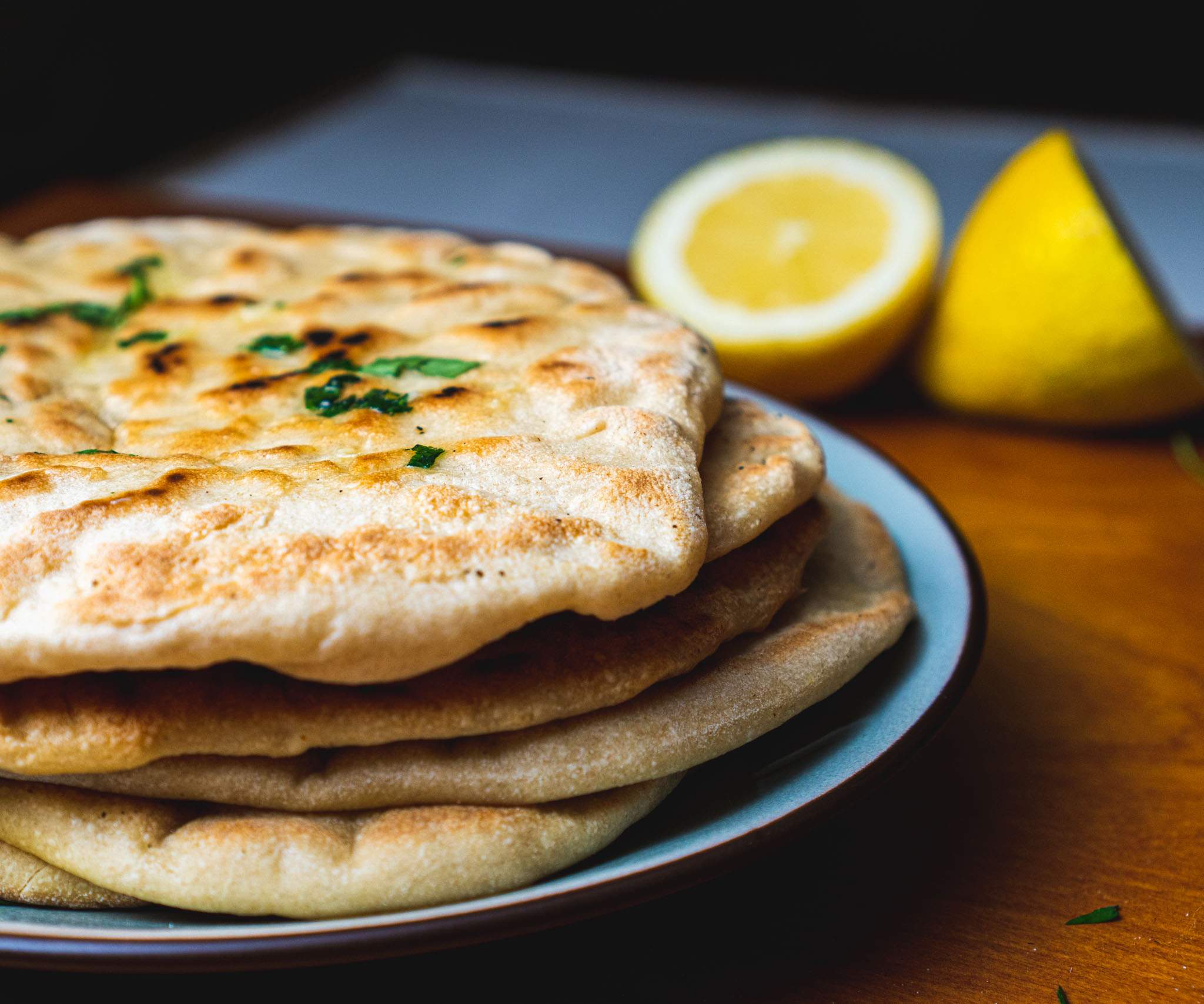 Cheese naan servis avec du beurre, ail et persil