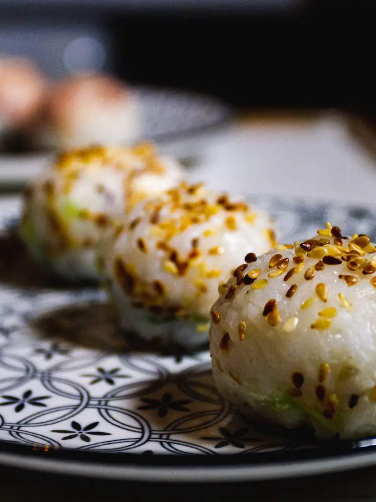 Onigris faits maisons sur assiette à motif floral