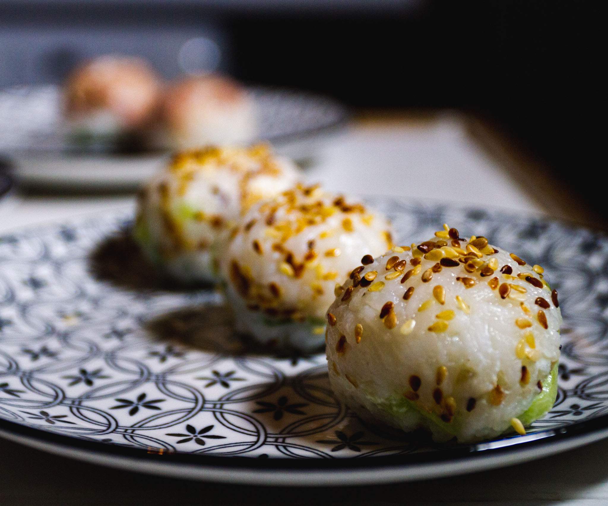 Onigris faits maisons sur assiette à motif floral