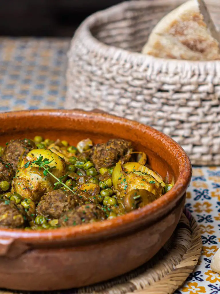 Tajine de boulettes de viande aux artichauts et petits pois
