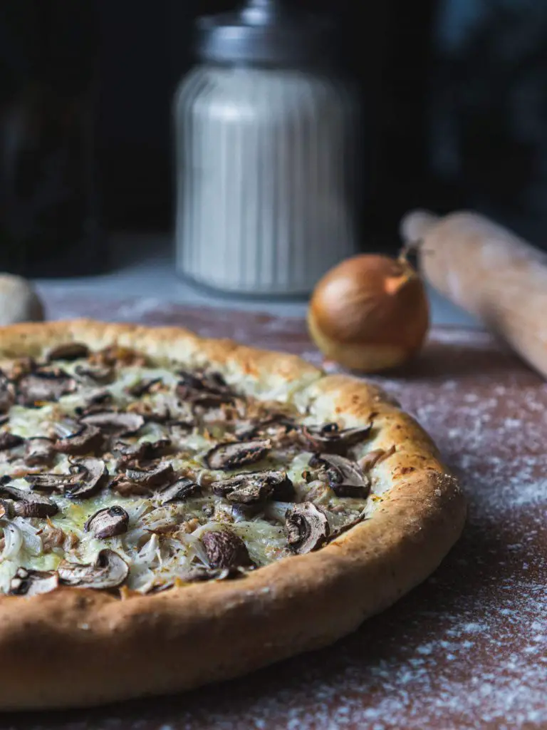 Pizza blanche crème, chèvre, thon et champignons