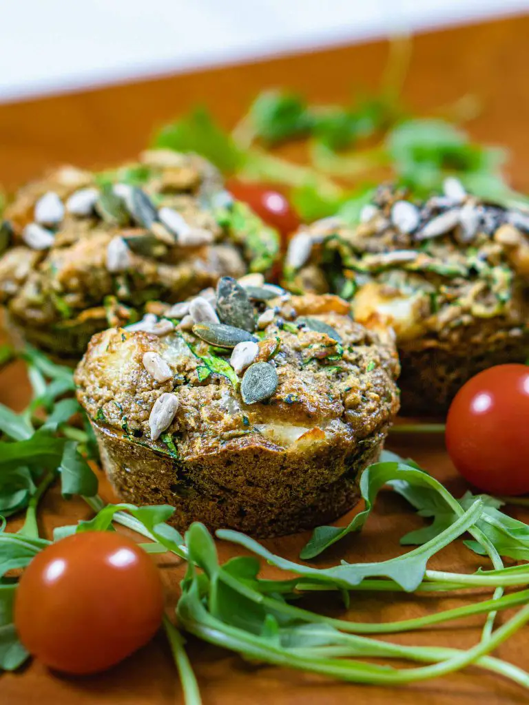 Muffins salés accompagnés de tomate cerise et roquette