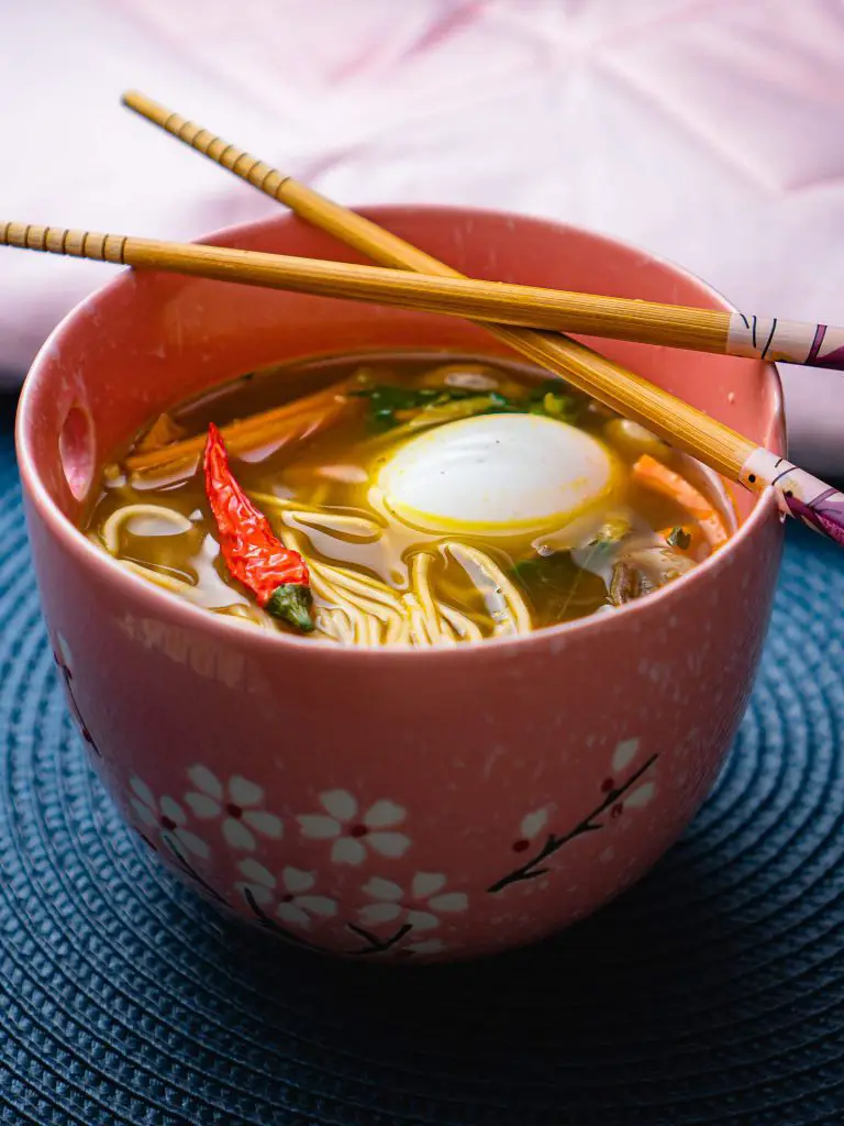 Soupe d'inspiration asiatique avec des nouilles