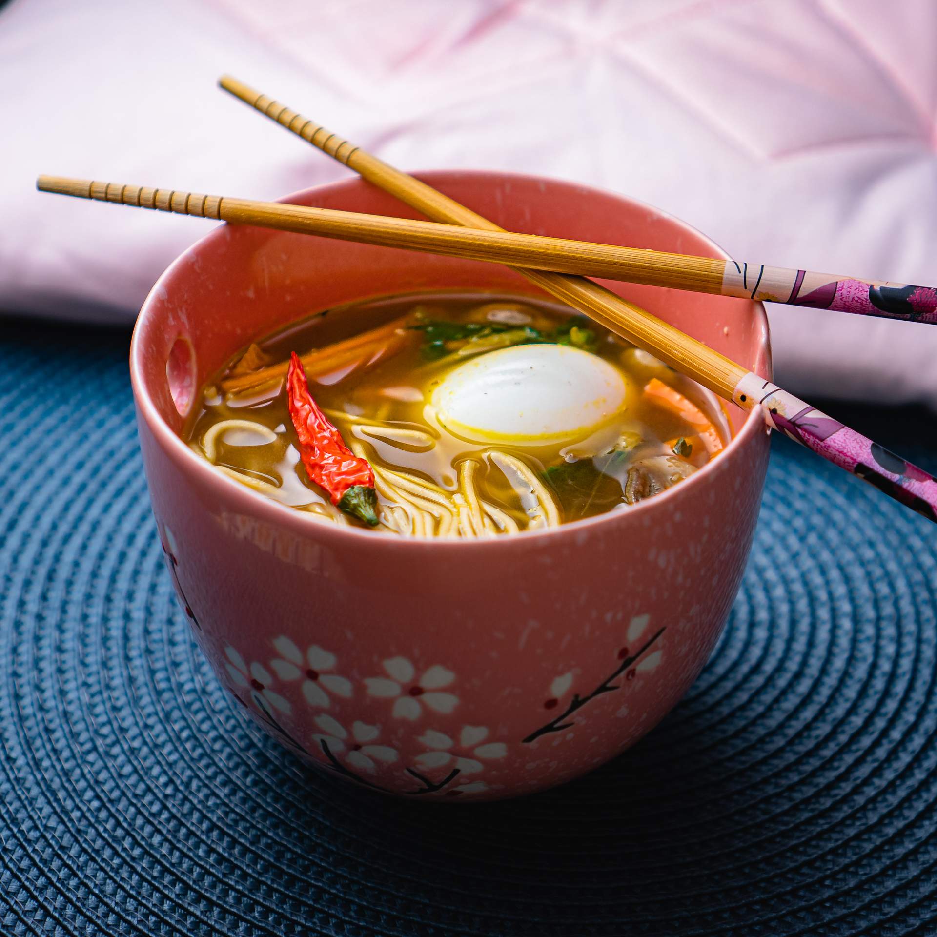 Soupe d'inspiration asiatique avec des nouilles