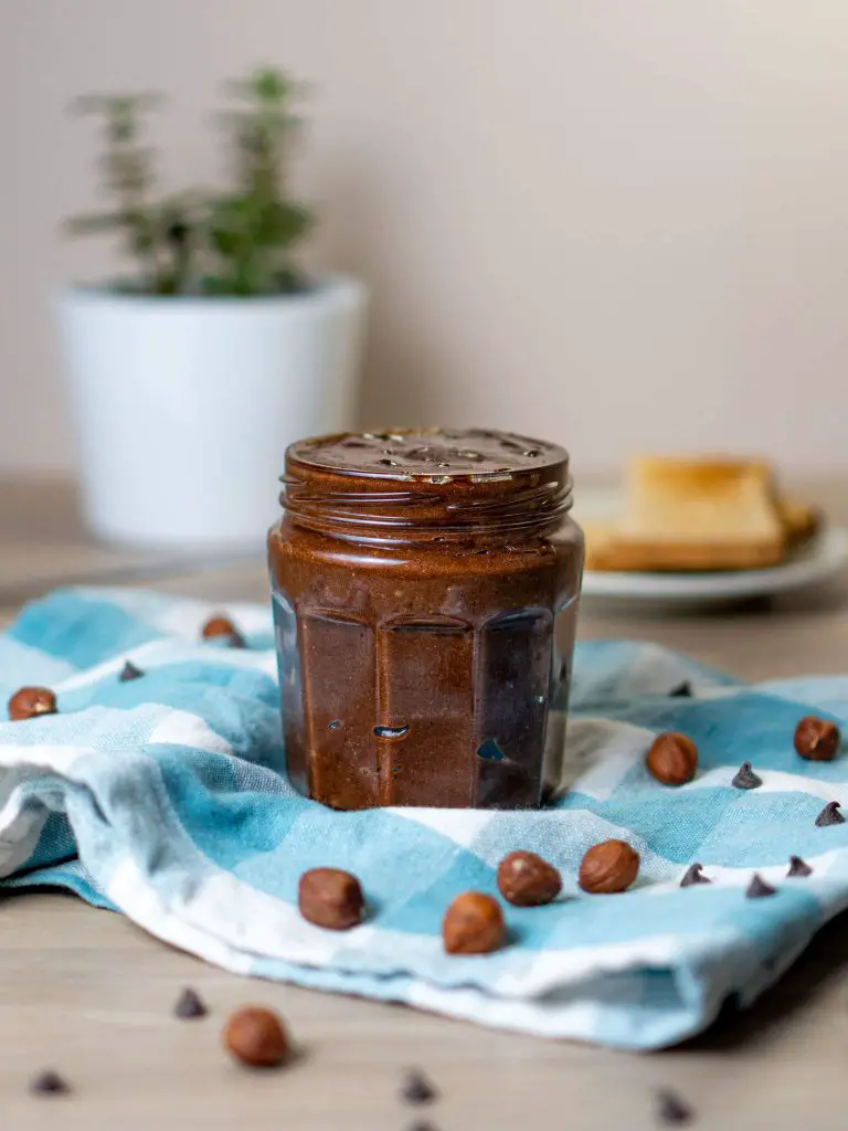comment faire du nutella maison : pot de pâte à tartinée au chocolat et à la noisette