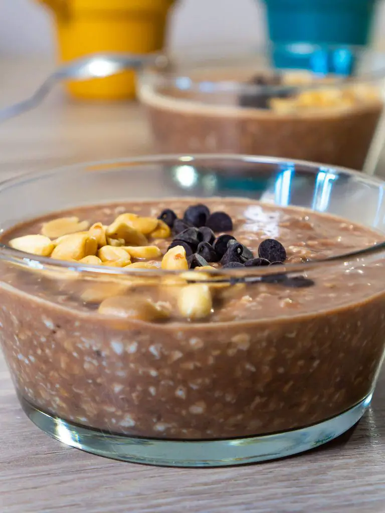 deux bols contenant du porridge froid au beurre de cacahuètes et pépites de chocolat façon snickers