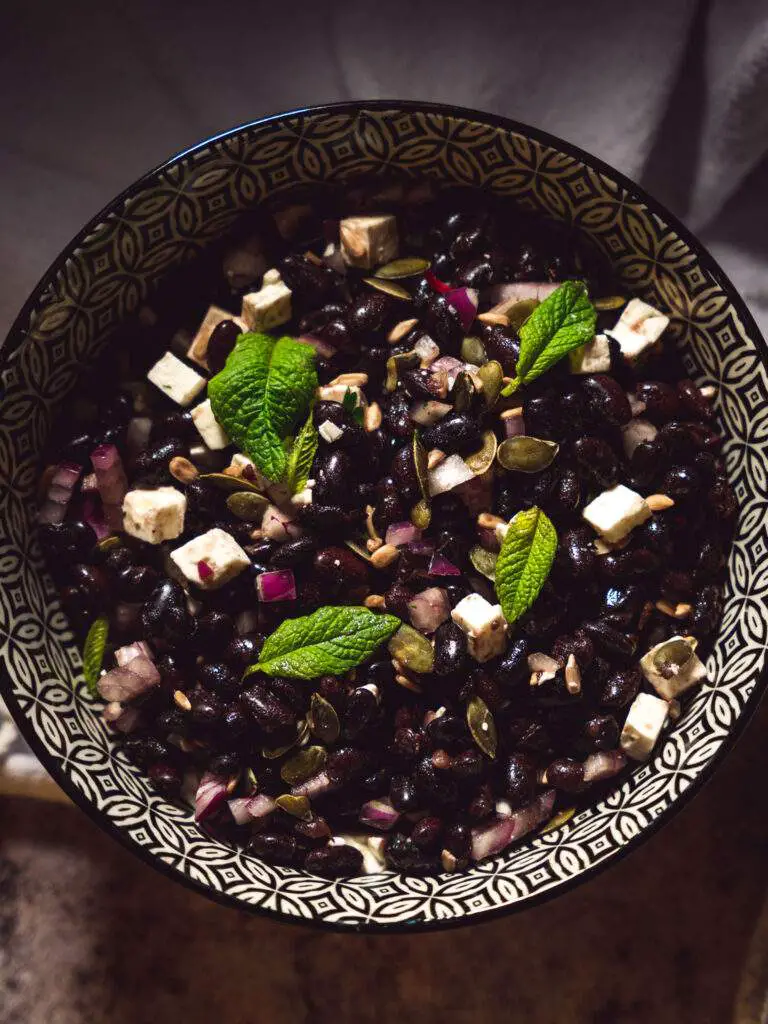 Salade composée haricot noir feta menthe oignon rouge et graines