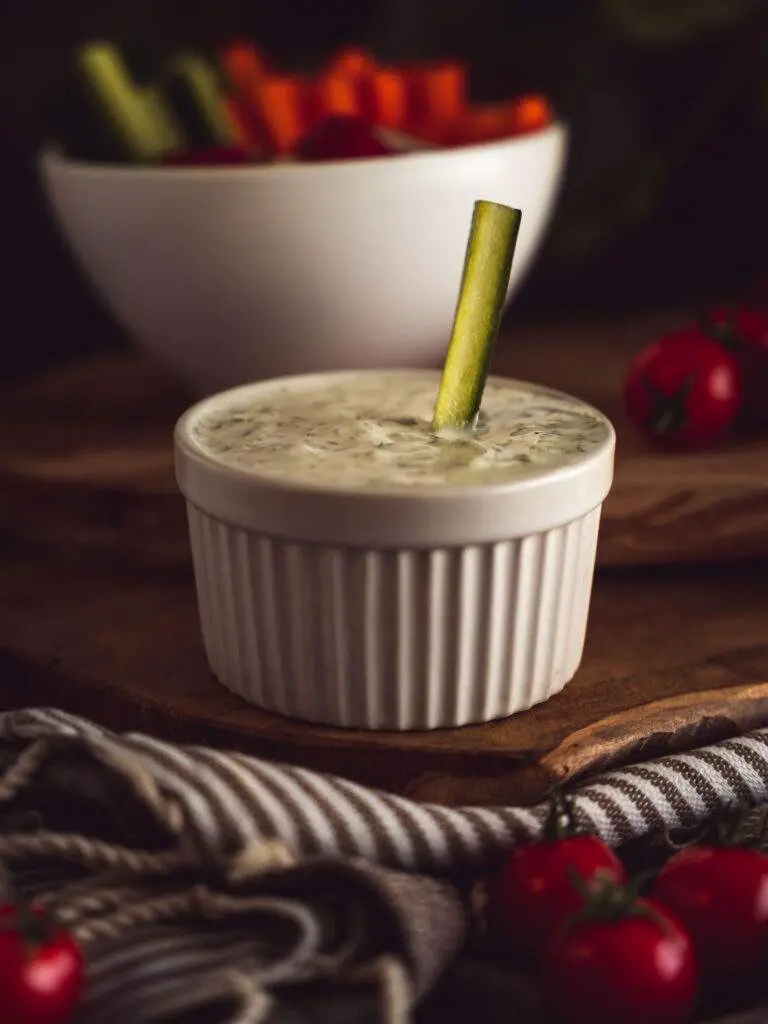 sauce tzatziki maison, sauce grecque au yaourt, aneth et concombre