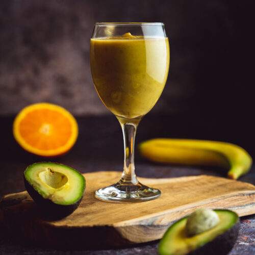 Smoothie avocat, orange et banane